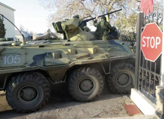 CRIZA din Crimeea: bază militară ucrainieană, atacată de combatanţi proruşi